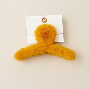 NWT | Mustard Yellow Fuzzy Claw Clip 💛